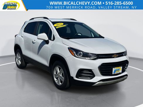 Used 2022 Chevrolet Trax LT w/ LT Convenience Package image 1