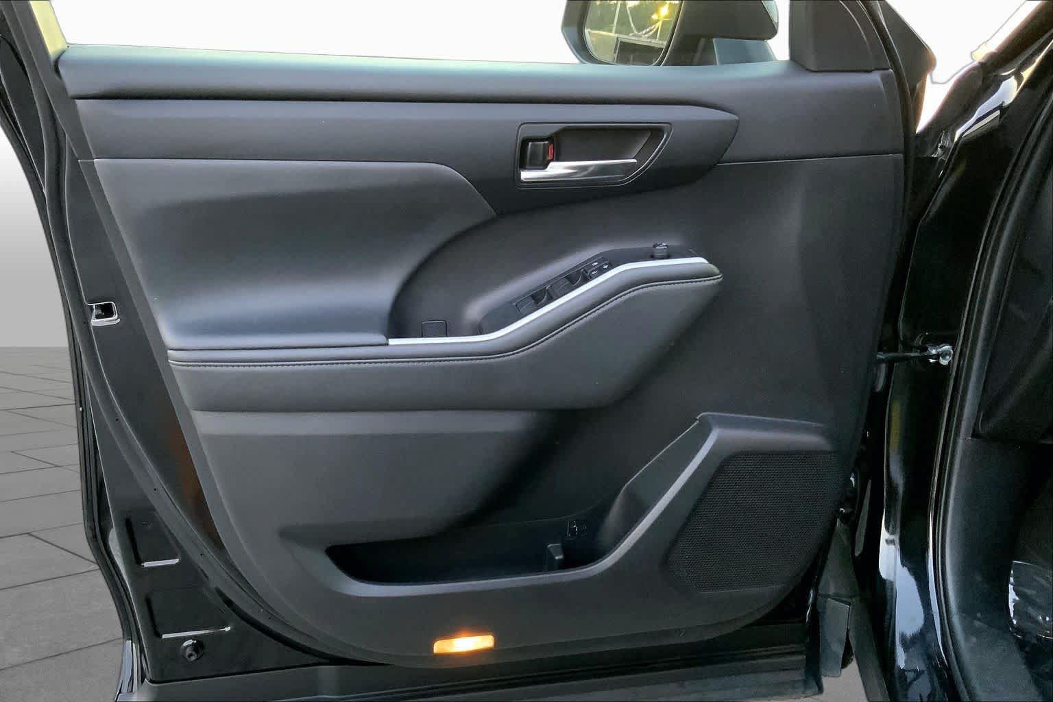 Used 2022 Toyota Highlander XLE FWD image 19