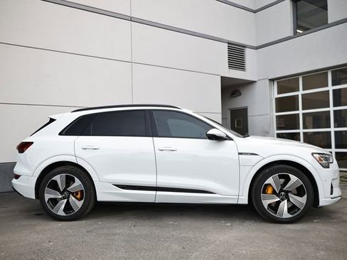 Used 2022 Audi e-tron Premium Plus image 4