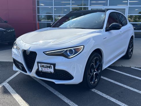 Used 2022 Alfa Romeo Stelvio Veloce AWD/4WD image 3