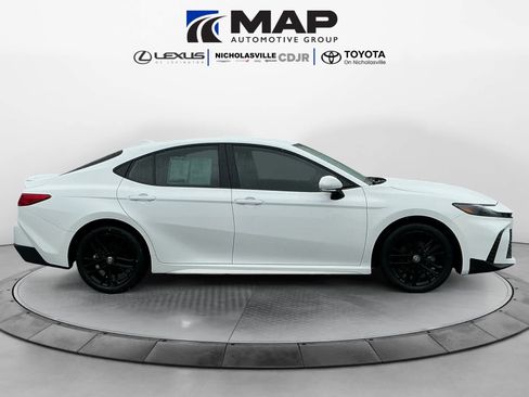 Used 2025 Toyota Camry SE image 6