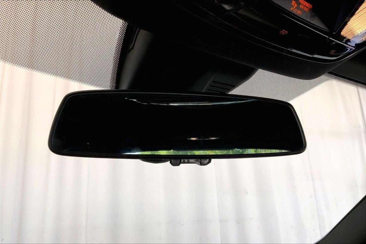 Used 2022 BMW 230i Coupe w/ M Sport Package RWD image 17