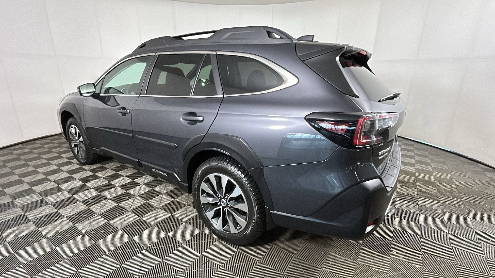 Used 2023 Subaru Outback Limited AWD/4WD image 6