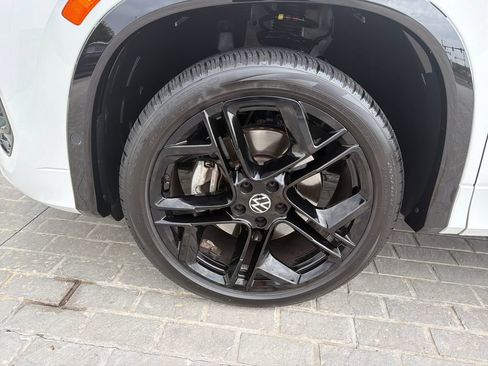 Certified 2025 Volkswagen Tiguan SE R-Line AWD/4WD image 26