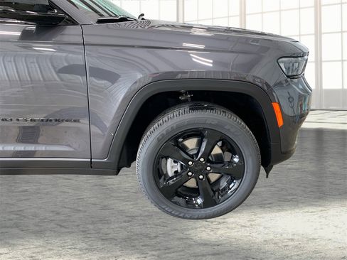 Used 2025 Jeep Grand Cherokee L Altitude image 23