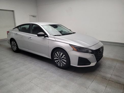 Used 2024 Nissan Altima 2.5 SV FWD image 11