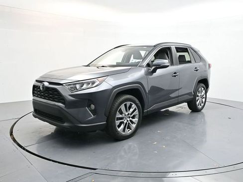 Used 2020 Toyota RAV4 XLE Premium image 4