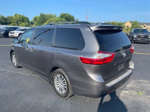 Used 2018 Toyota Sienna XLE FWD image 7