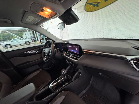 Used 2024 Chevrolet TrailBlazer LT w/ LT Cold Weather Package FWD image 16