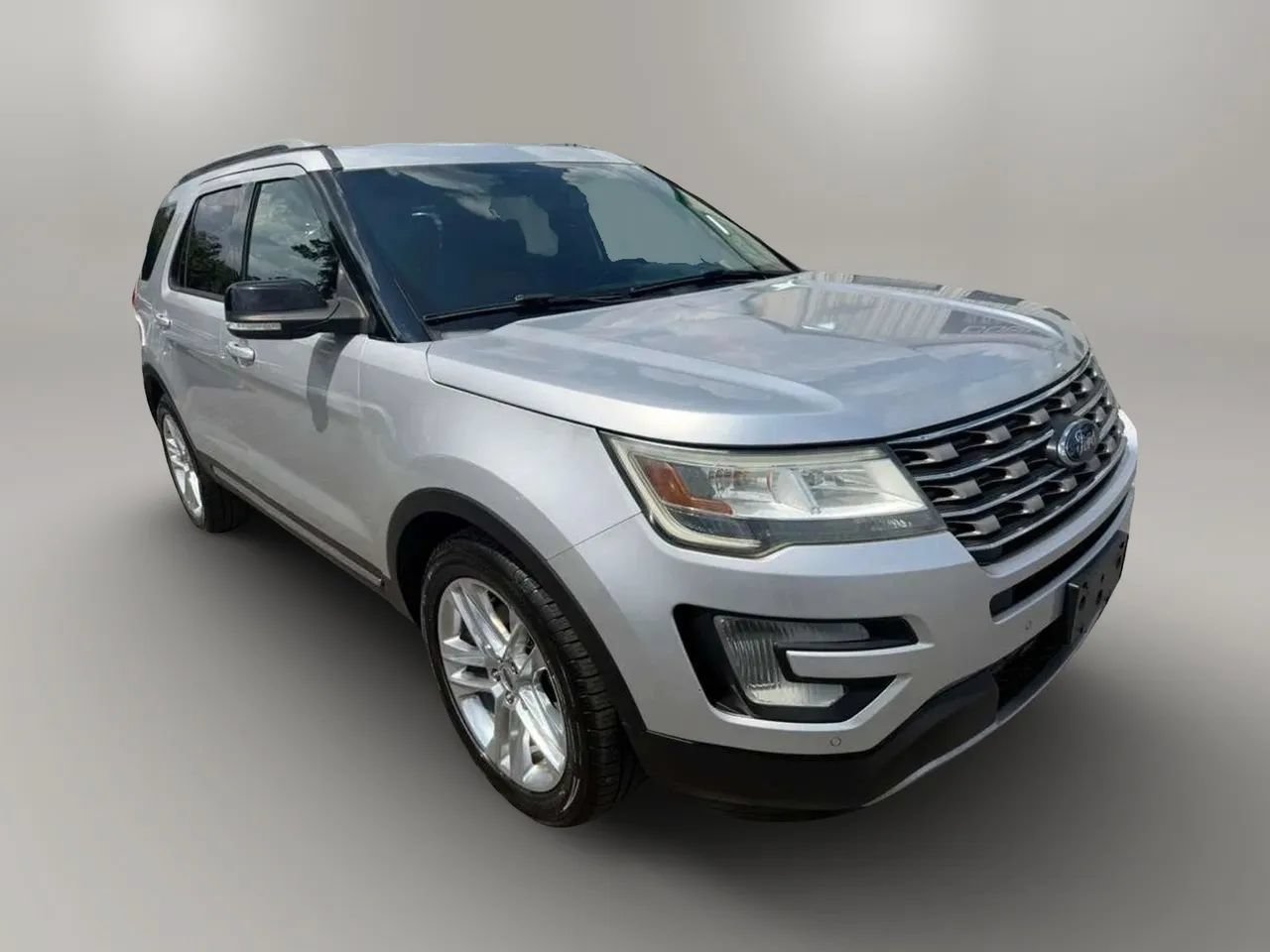 Used 2016 Ford Explorer XLT w/ Equipment Group 202A FWD image 6