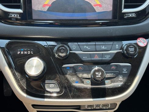 Used 2024 Chrysler Pacifica Touring-L FWD image 25