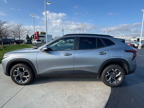 Used 2025 Chevrolet Trax LT w/ Driver Confidence Package image 4