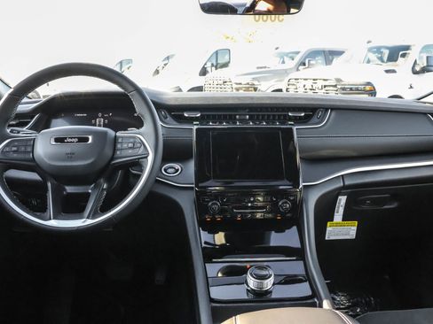 New 2025 Jeep Grand Cherokee Altitude image 16