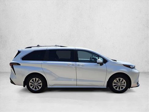 Used 2025 Toyota Sienna XLE FWD image 4