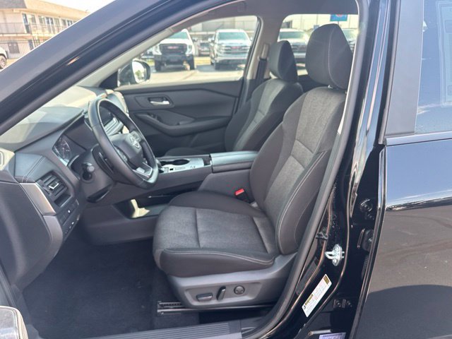 Used 2025 Nissan Rogue SV FWD image 18