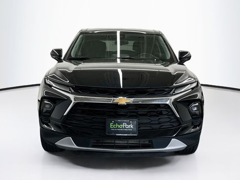 Used 2025 Chevrolet Blazer LT FWD image 2