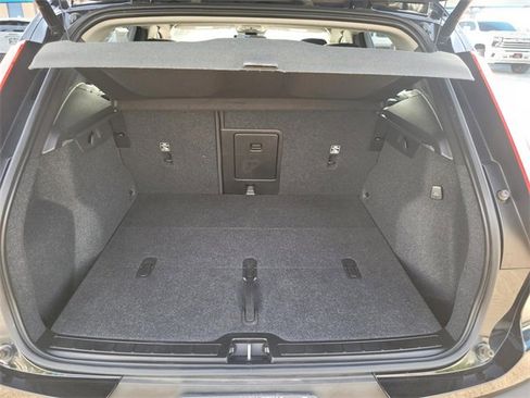 Used 2023 Volvo XC40 B4 Ultimate image 12