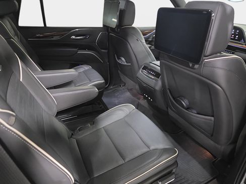 Used 2024 Cadillac Escalade Premium Luxury image 11