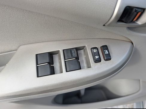 Used 2010 Toyota Corolla LE image 19