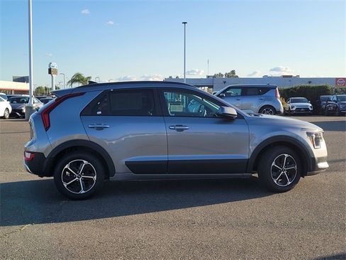 New 2025 Hyundai Elantra SEL image 4