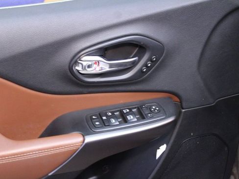 Used 2019 Jeep Cherokee Overland w/ Technology Group image 16