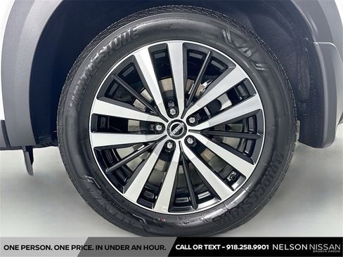 Certified 2025 Nissan Pathfinder Platinum w/ Black Appearance Package image 34