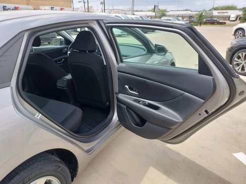 Used 2023 Hyundai Elantra SE image 33