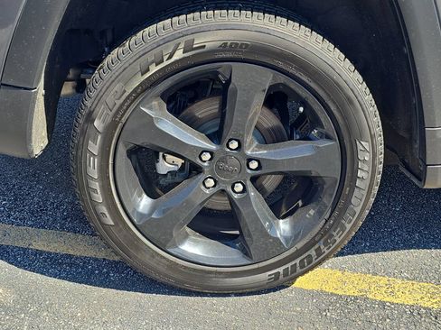 Certified 2025 Jeep Grand Cherokee Altitude AWD/4WD image 5