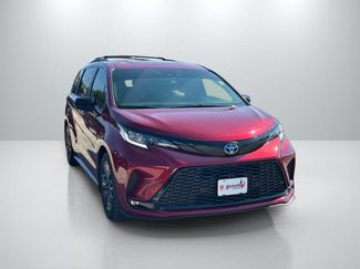 Used 2025 Toyota Sienna XSE FWD video 3