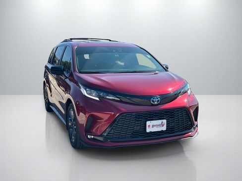 Used 2025 Toyota Sienna XSE FWD image 3
