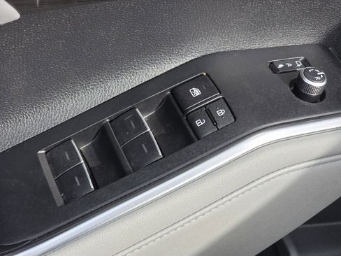 Used 2023 Toyota Highlander L image 23