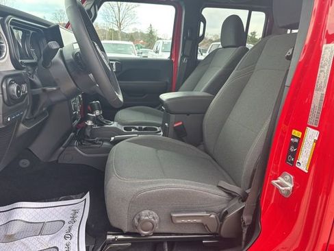 Used 2025 Jeep Wrangler Unlimited Sahara image 9