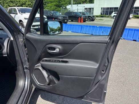 Used 2023 Jeep Renegade Latitude AWD/4WD image 33
