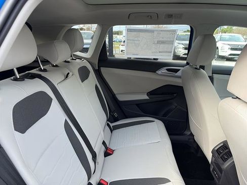 New 2026 Volkswagen Taos SE image 10