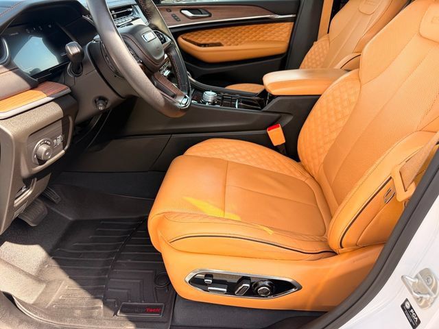 Used 2023 Jeep Grand Cherokee L Summit w/ Luxury Tech Group V AWD/4WD image 13