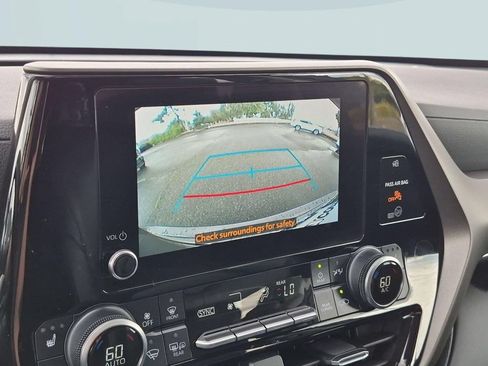 Used 2023 Toyota Highlander XLE FWD image 18