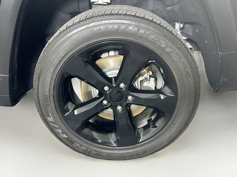 Used 2023 Jeep Grand Cherokee L Laredo image 11