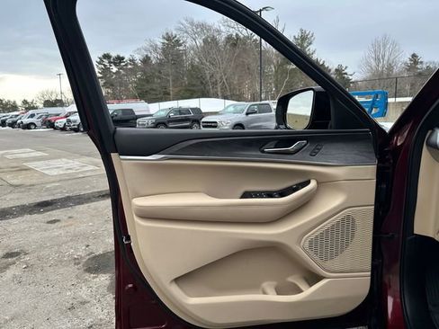 Used 2025 Jeep Grand Cherokee Limited w/ Luxury Tech Group II AWD/4WD image 24