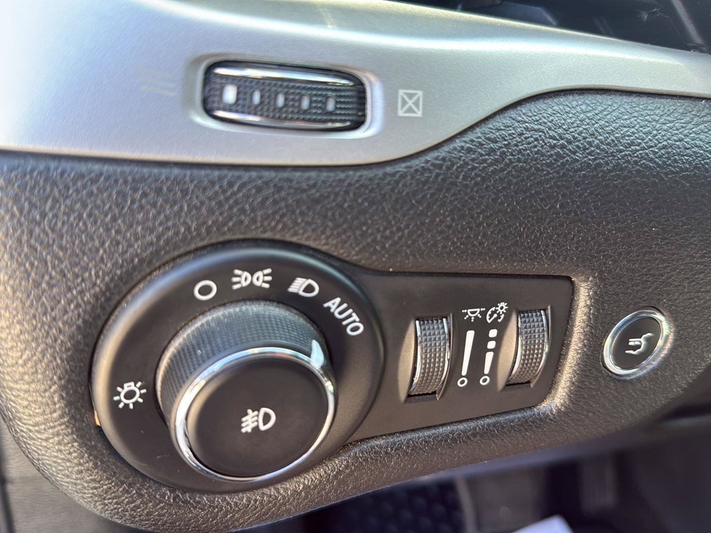 Used 2017 Jeep Cherokee Trailhawk w/ Comfort/Convenience Group AWD/4WD image 28