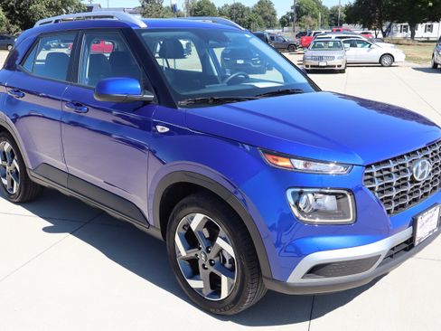 Used 2024 Hyundai Venue SEL image 4