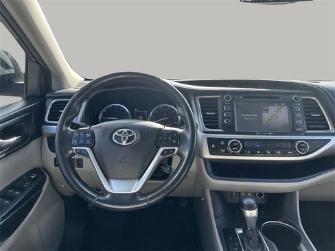 Used 2018 Toyota Highlander XLE image 20