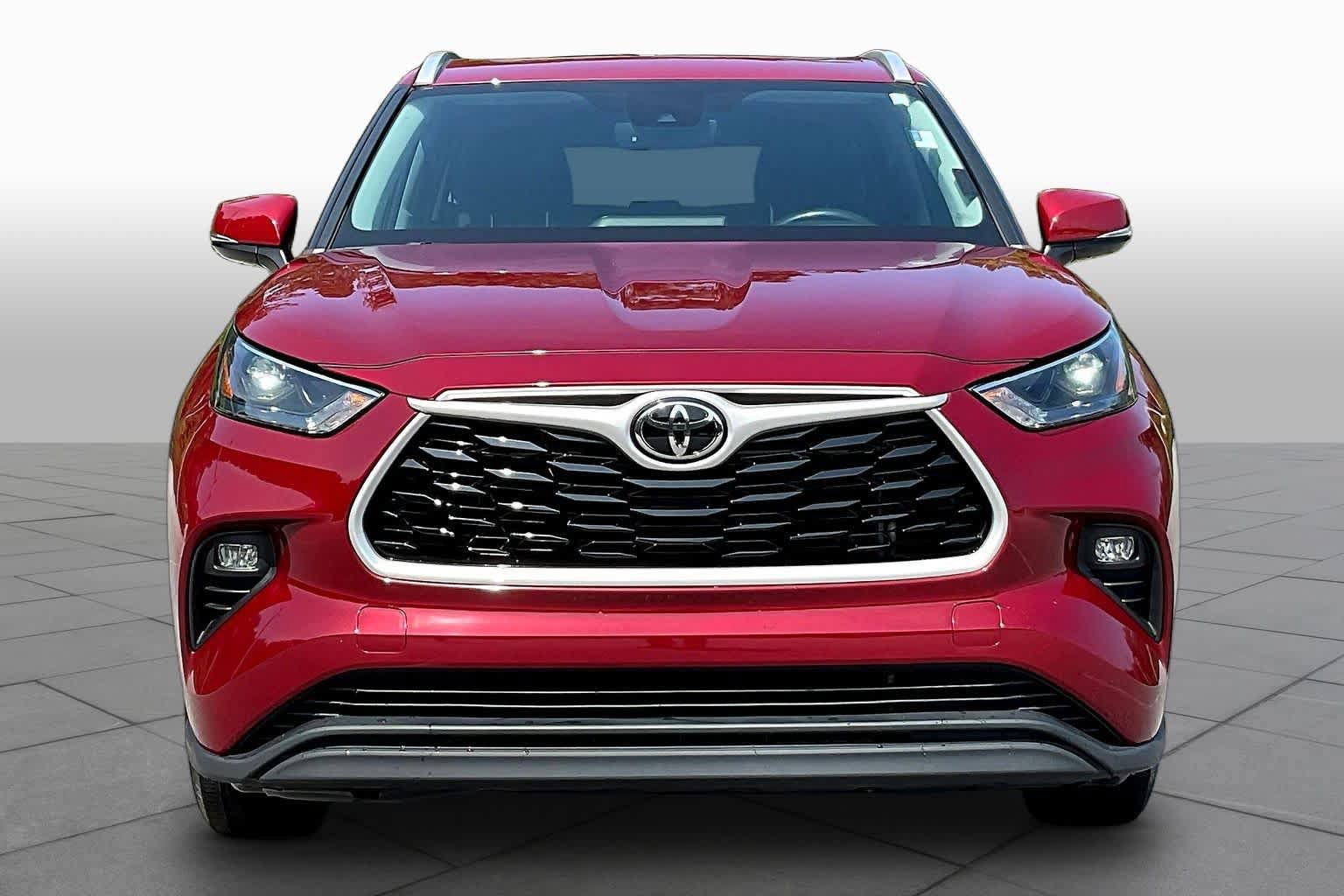 Used 2023 Toyota Highlander XLE FWD image 4