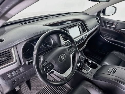 Used 2019 Toyota Highlander XLE AWD/4WD image 4