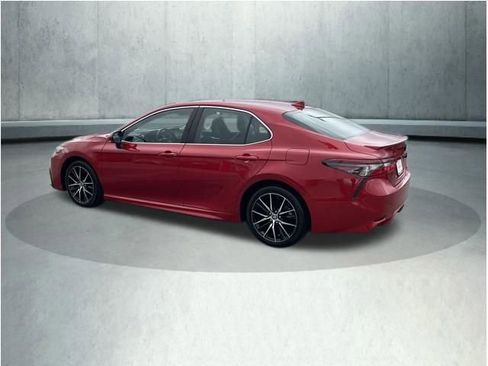 Used 2022 Toyota Camry SE w/ Cold Weather Package FWD image 4