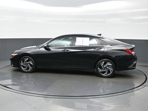 Used 2025 Hyundai Elantra SEL w/ Cargo Package FWD image 3