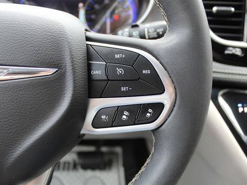 Used 2022 Chrysler Pacifica Touring-L w/ Uconnect Theater Family Group AWD/4WD image 16