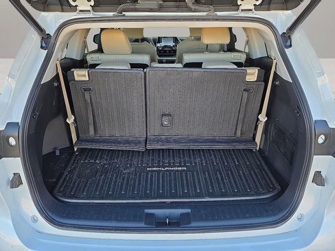 Used 2022 Toyota Highlander XLE image 14