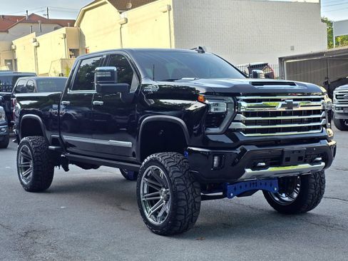 Used 2024 Chevrolet Silverado 2500 High Country w/ Technology Package AWD/4WD image 9