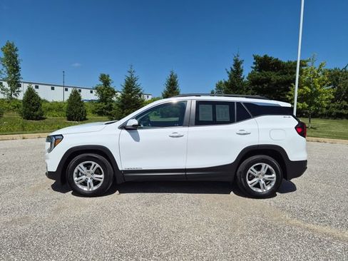 Used 2024 GMC Terrain SLE w/ Driver Convenience Package FWD image 9
