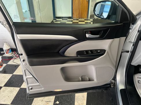 Used 2018 Toyota Highlander XLE AWD/4WD image 34